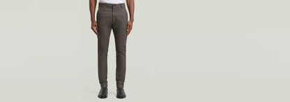 Pantalones Bronson 3.0 Slim Chino en color gris oscuro, con corte entallado y diseño clásico.