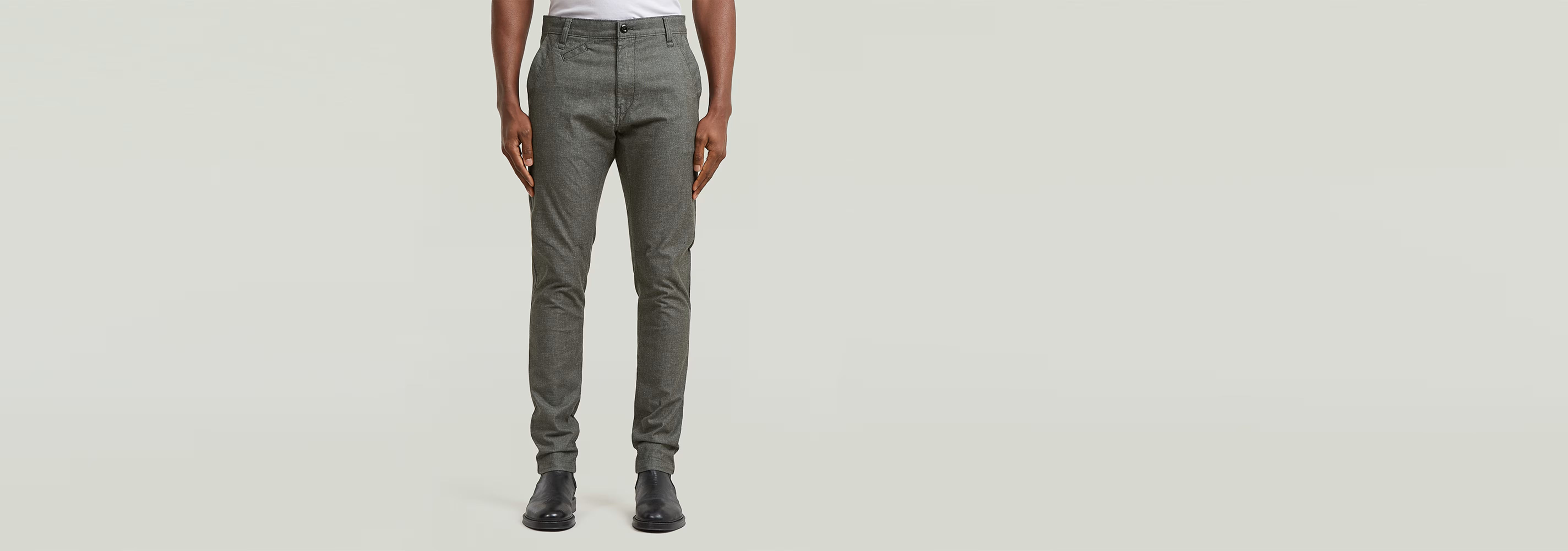 Pantalones Bronson 3.0 Slim Chino, fit entallado, cierre de cremallera y botón, cinco bolsillos.