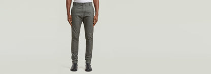 Pantalones Bronson 3.0 Slim Chino, fit entallado, cierre de cremallera y botón, cinco bolsillos.