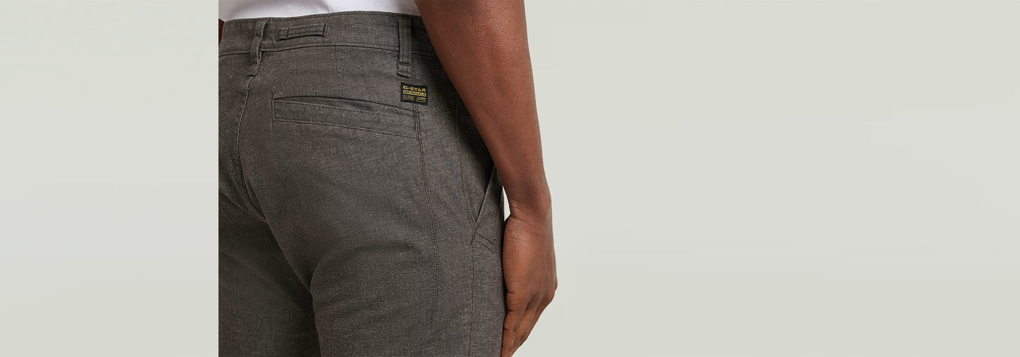 Vista trasera de Pantalones Bronson 3.0 Slim Chino en gris con etiqueta visible.