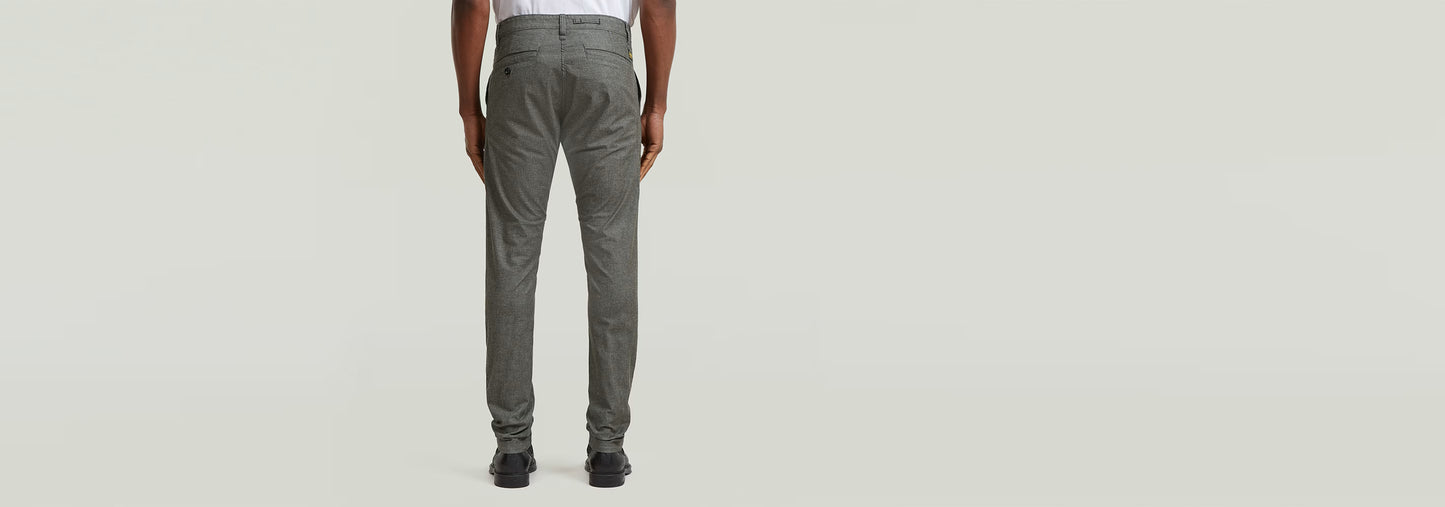 Pantalones Bronson 3.0 Slim Chino vista trasera, diseño clásico con cierre de cremallera.