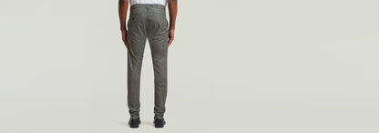 Pantalones Bronson 3.0 Slim Chino vista trasera, diseño clásico con cierre de cremallera.