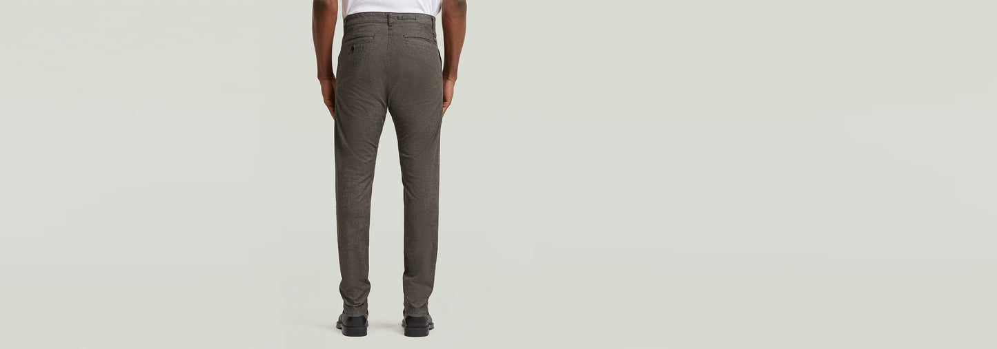 Pantalones Bronson 3.0 Slim Chino vistos desde atrás, con diseño clásico y corte entallado.