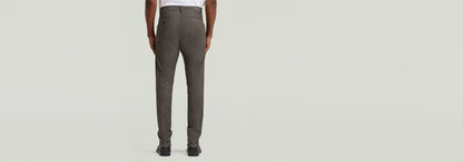 Pantalones Bronson 3.0 Slim Chino vistos desde atrás, con diseño clásico y corte entallado.