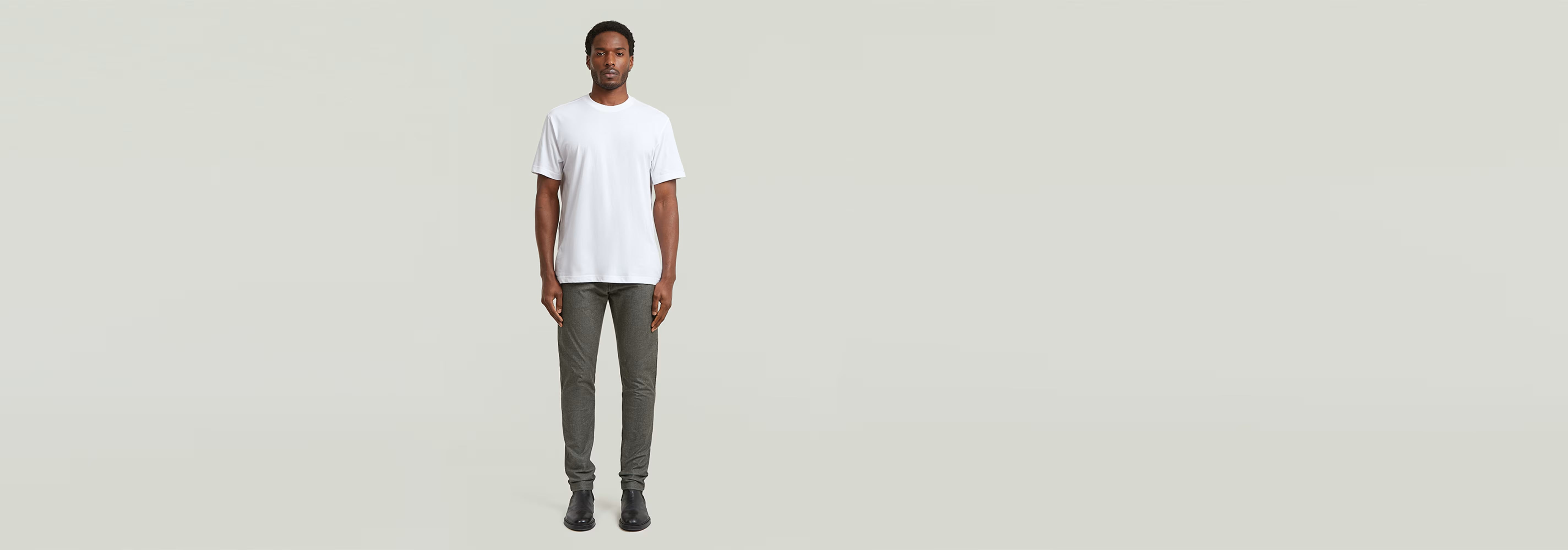 Modelo con camiseta blanca y pantalones Bronson 3.0 Slim Chino en fondo neutro.