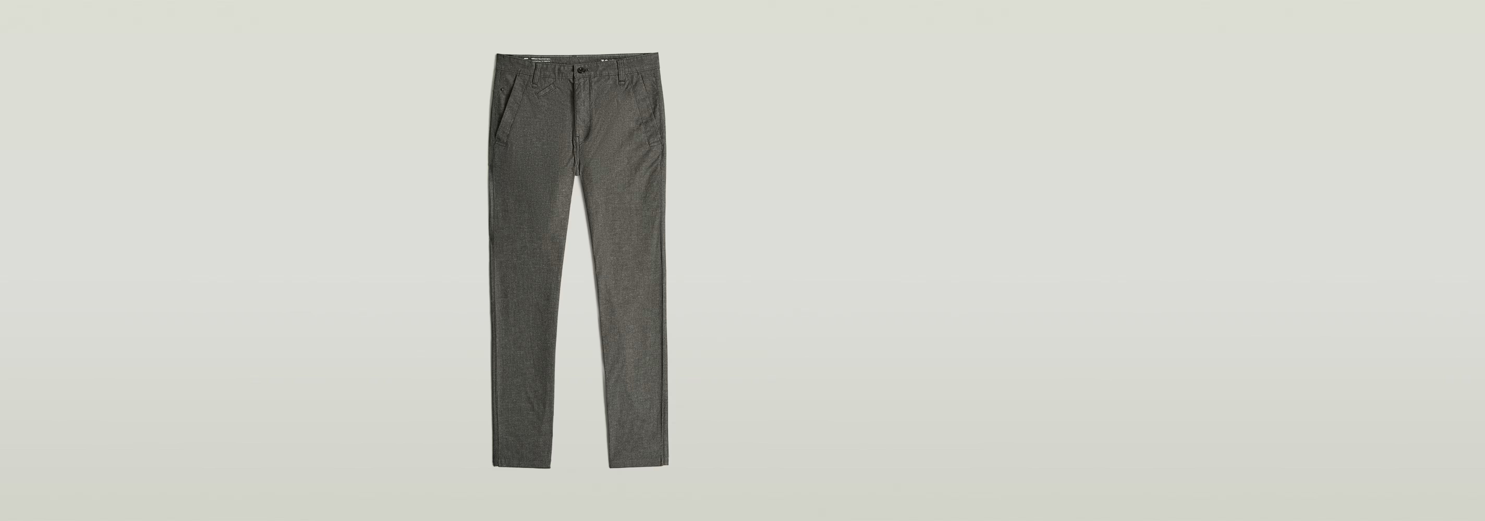 Pantalones Bronson 3.0 Slim Chino en color gris, corte entallado, diseño clásico con cinco bolsillos.