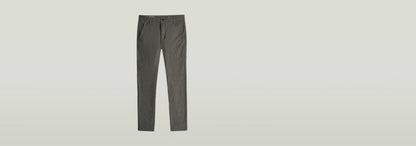 Pantalones Bronson 3.0 Slim Chino en color gris, corte entallado, diseño clásico con cinco bolsillos.