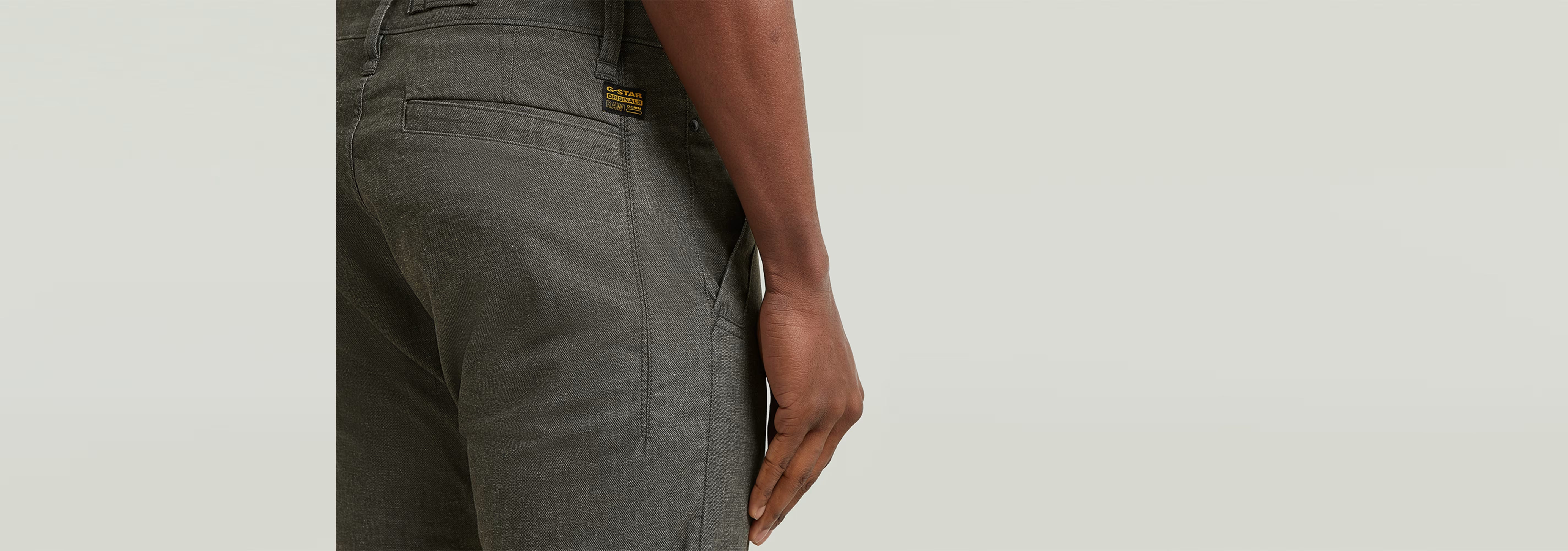 Pantalones Bronson 3.0 Slim Chino muestra el detalle posterior con un diseño de cinco bolsillos y ajuste entallado.