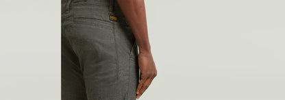 Pantalones Bronson 3.0 Slim Chino muestra el detalle posterior con un diseño de cinco bolsillos y ajuste entallado.