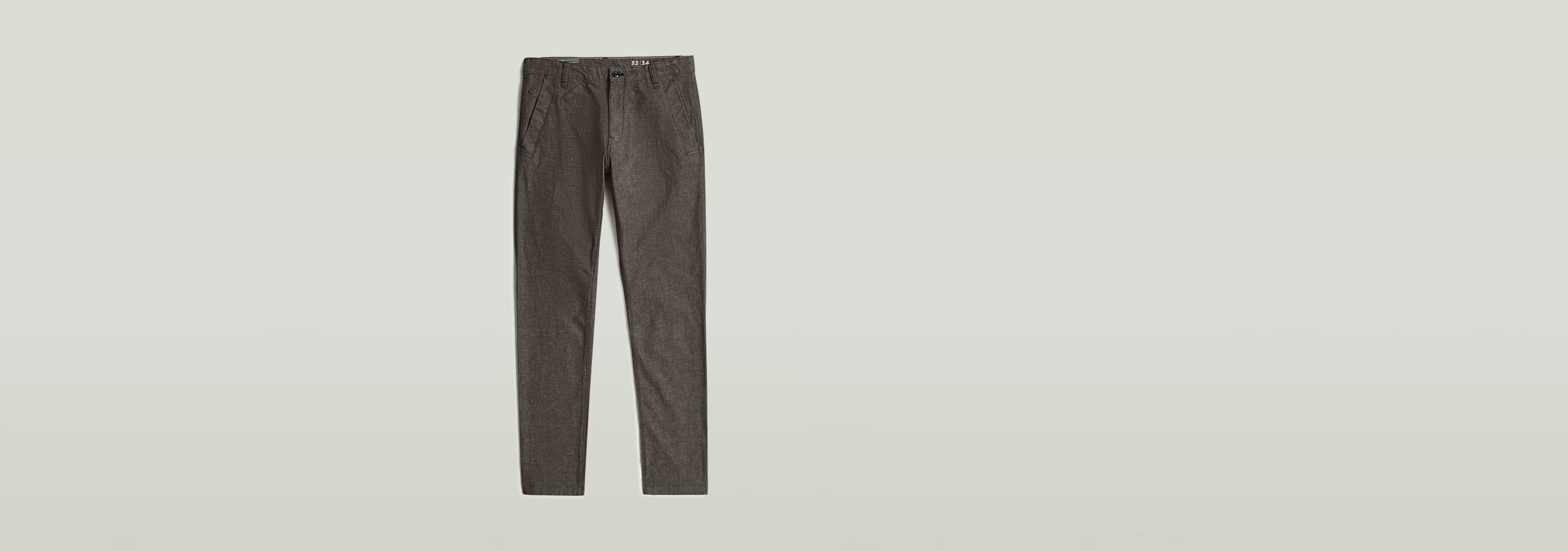 Pantalones Bronson 3.0 Slim Chino en color oscuro, diseño clásico de chino, corte entallado a medida.