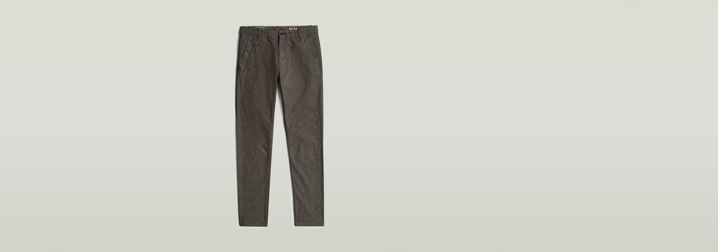 Pantalones Bronson 3.0 Slim Chino en color oscuro, diseño clásico de chino, corte entallado a medida.