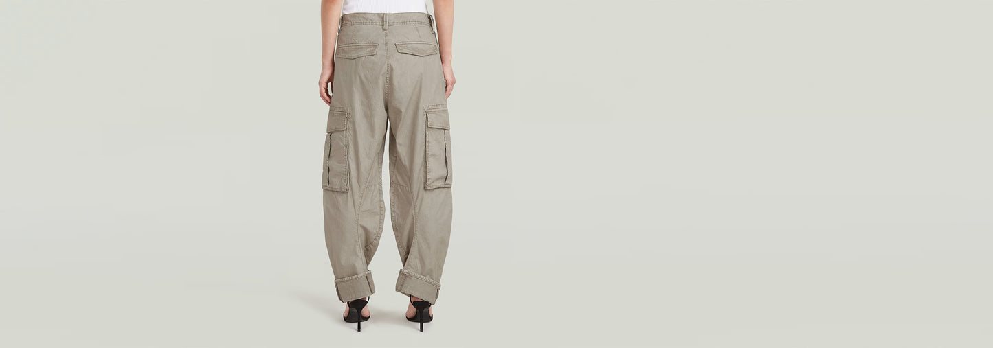Pantalones Cargo 3D Boyfriend en color gris, vista trasera mostrando su corte relajado y bolsillos tipo cargo.