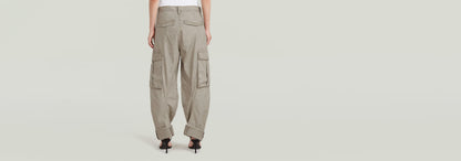 Pantalones Cargo 3D Boyfriend en color gris, vista trasera mostrando su corte relajado y bolsillos tipo cargo.