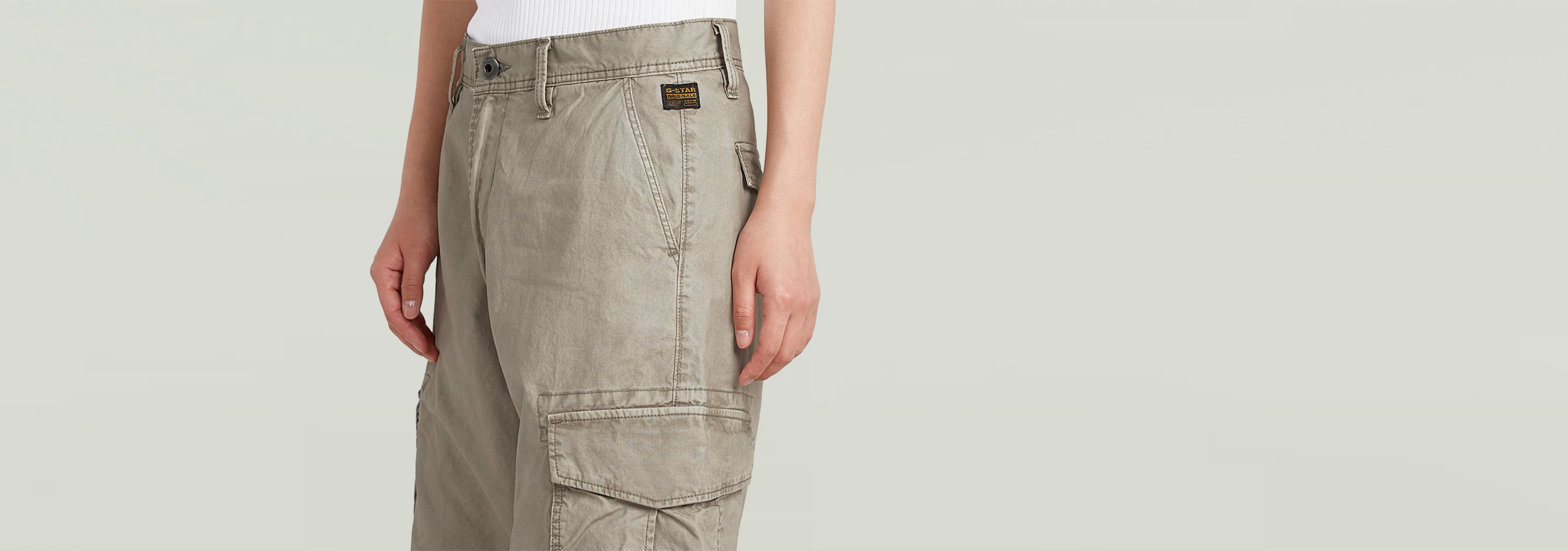 Pantalones Cargo 3D Boyfriend en color gris, corte relajado con múltiples bolsillos y cierre de botón y cremallera.