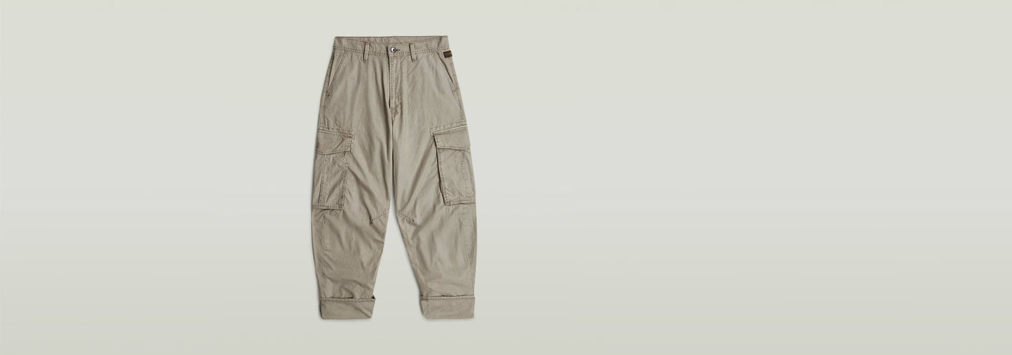 Pantalones Cargo 3D Boyfriend en color beige con múltiples bolsillos y un corte relajado.