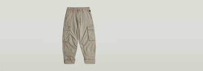 Pantalones Cargo 3D Boyfriend en color beige con múltiples bolsillos y un corte relajado.