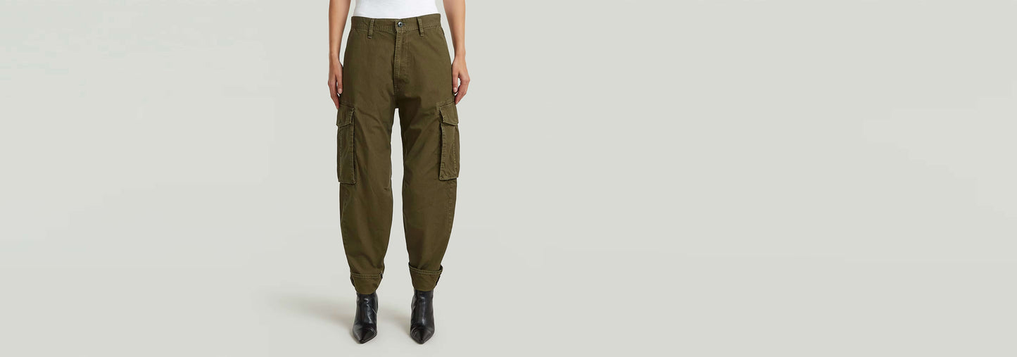 Pantalones Cargo 3D Boyfriend en color oliva con múltiples bolsillos y corte relajado.