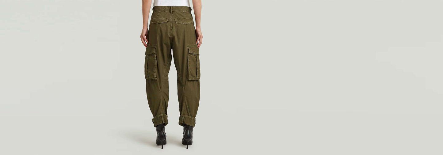 Pantalones Cargo 3D Boyfriend vistos desde la parte trasera, destacando los bolsillos cargo y corte relajado.