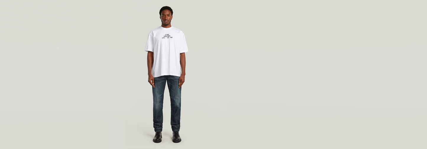 Pantalones chinos Morry Tapered en un modelo masculino, mostrando un ajuste cónico elegante y moderno.