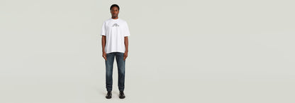 Pantalones chinos Morry Tapered en un modelo masculino, mostrando un ajuste cónico elegante y moderno.