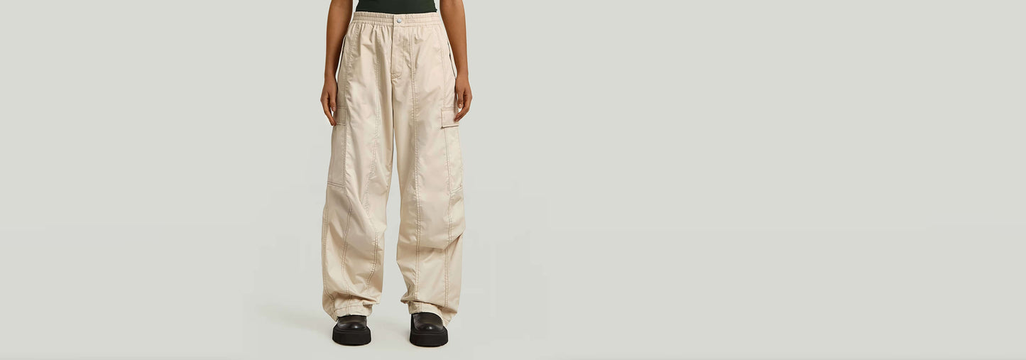 Pantalones Elevated Parachute con corte holgado y cintura alta en color beige.