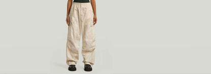 Pantalones Elevated Parachute con corte holgado y cintura alta en color beige.