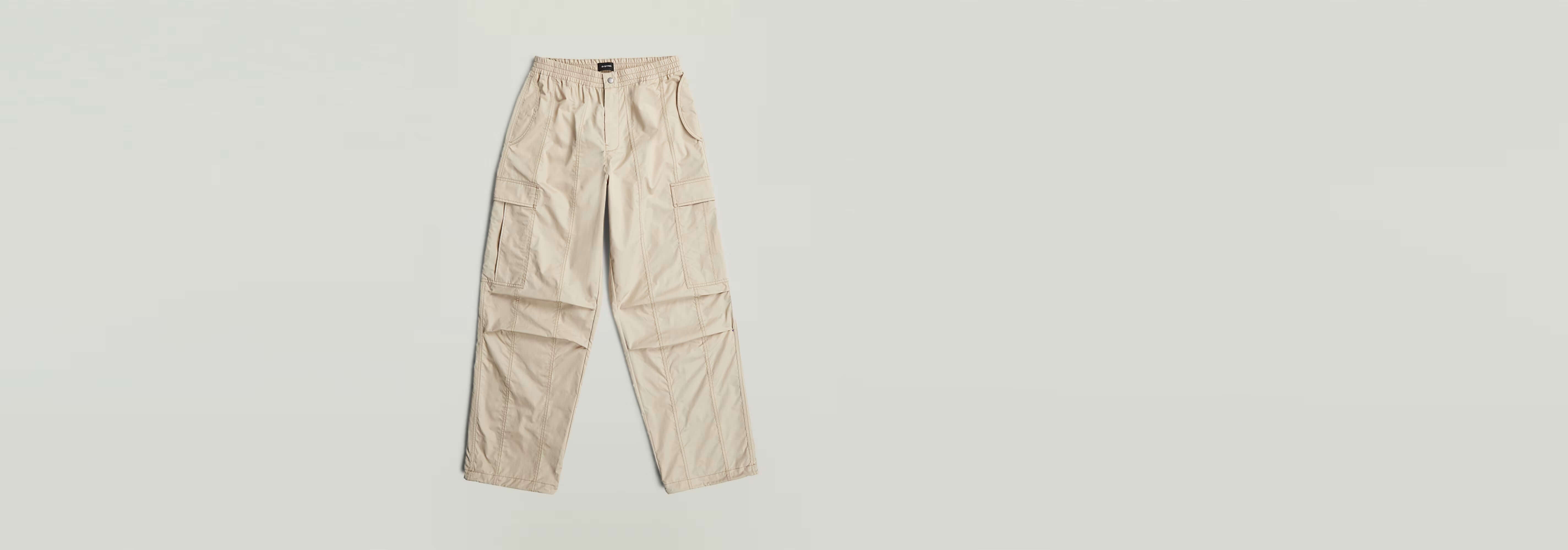 Pantalones Elevated Parachute en color beige con corte holgado y bolsillos cargo.