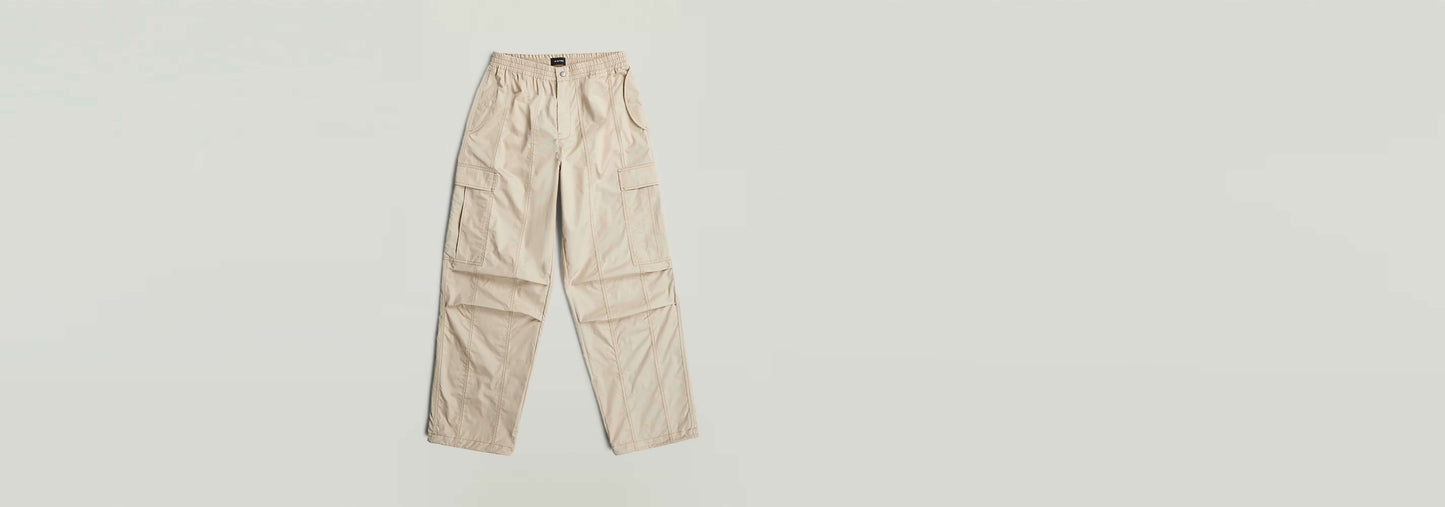 Pantalones Elevated Parachute en color beige con corte holgado y bolsillos cargo.