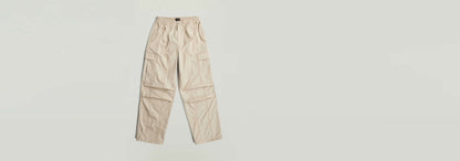 Pantalones Elevated Parachute en color beige con corte holgado y bolsillos cargo.
