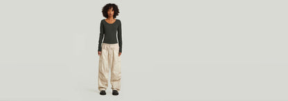 Modelo usando Pantalones Elevated Parachute con corte holgado y cintura alta frente a fondo claro.