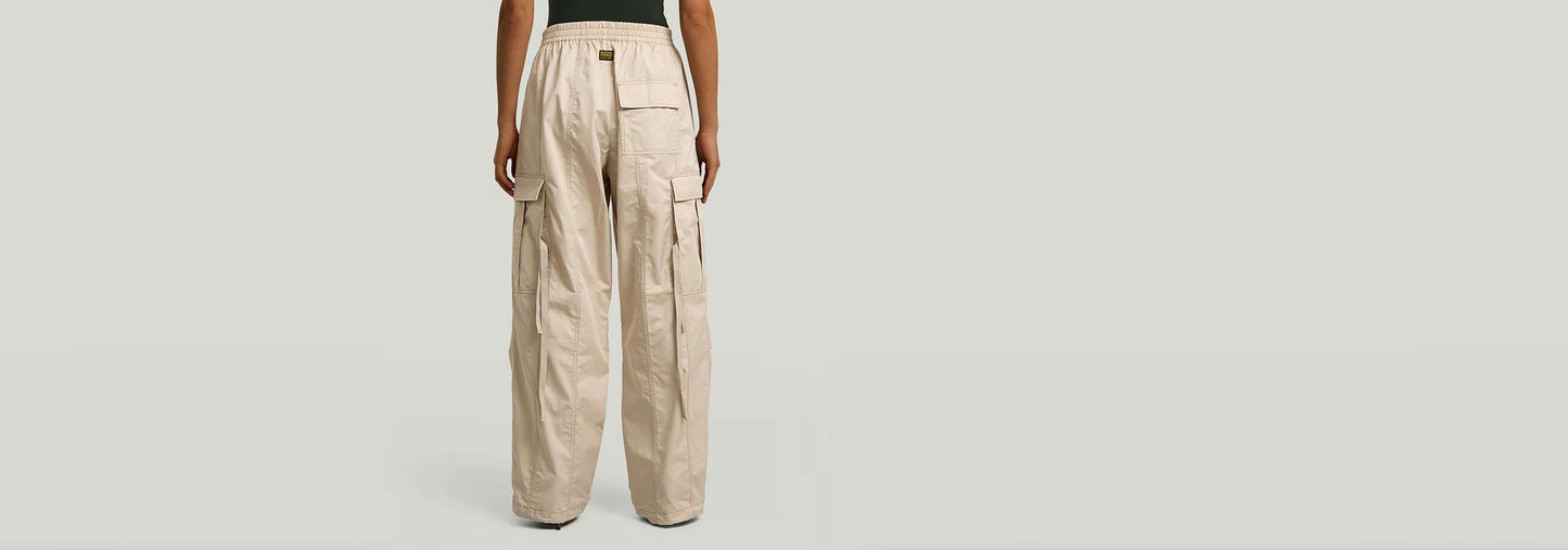 Pantalones Elevated Parachute vista trasera con bolsillos tipo cargo y diseño holgado.