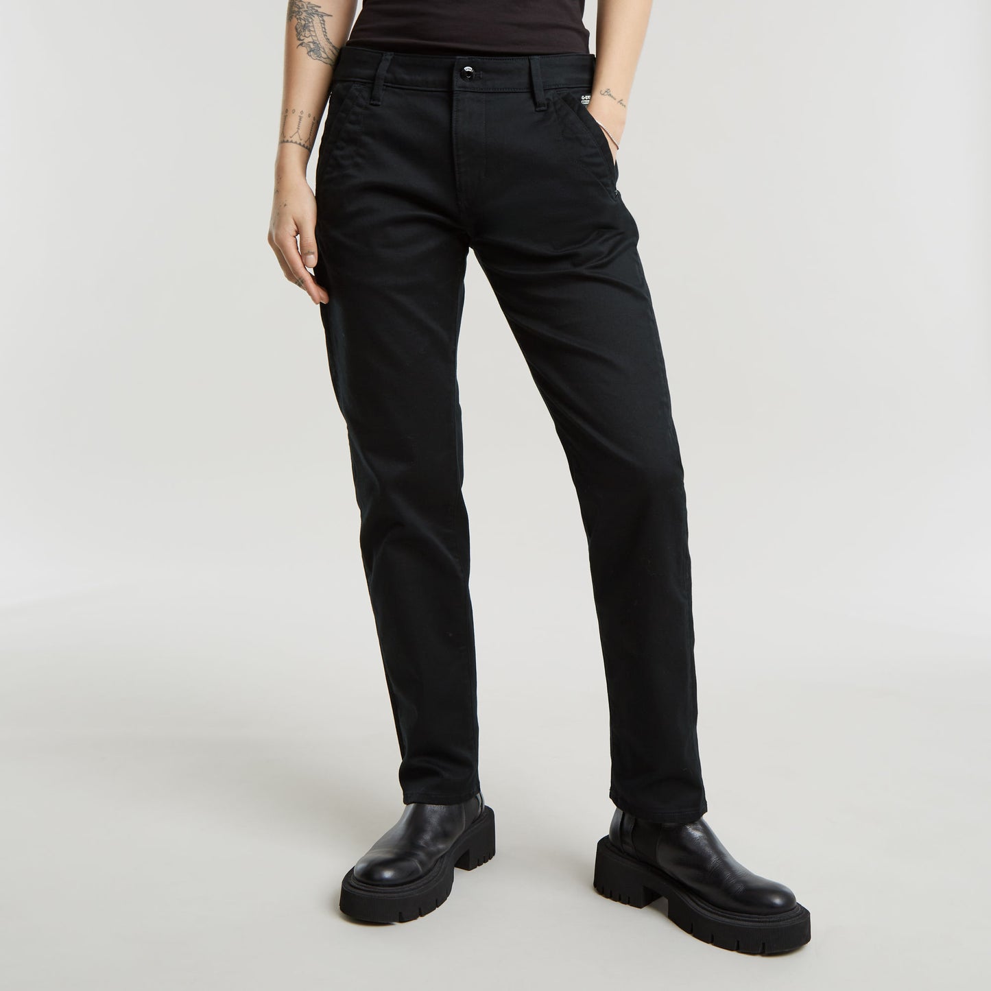 Pantalones boyfriend Kate en color negro, con corte relajado, bragueta de cremallera y bolsillos funcionales.