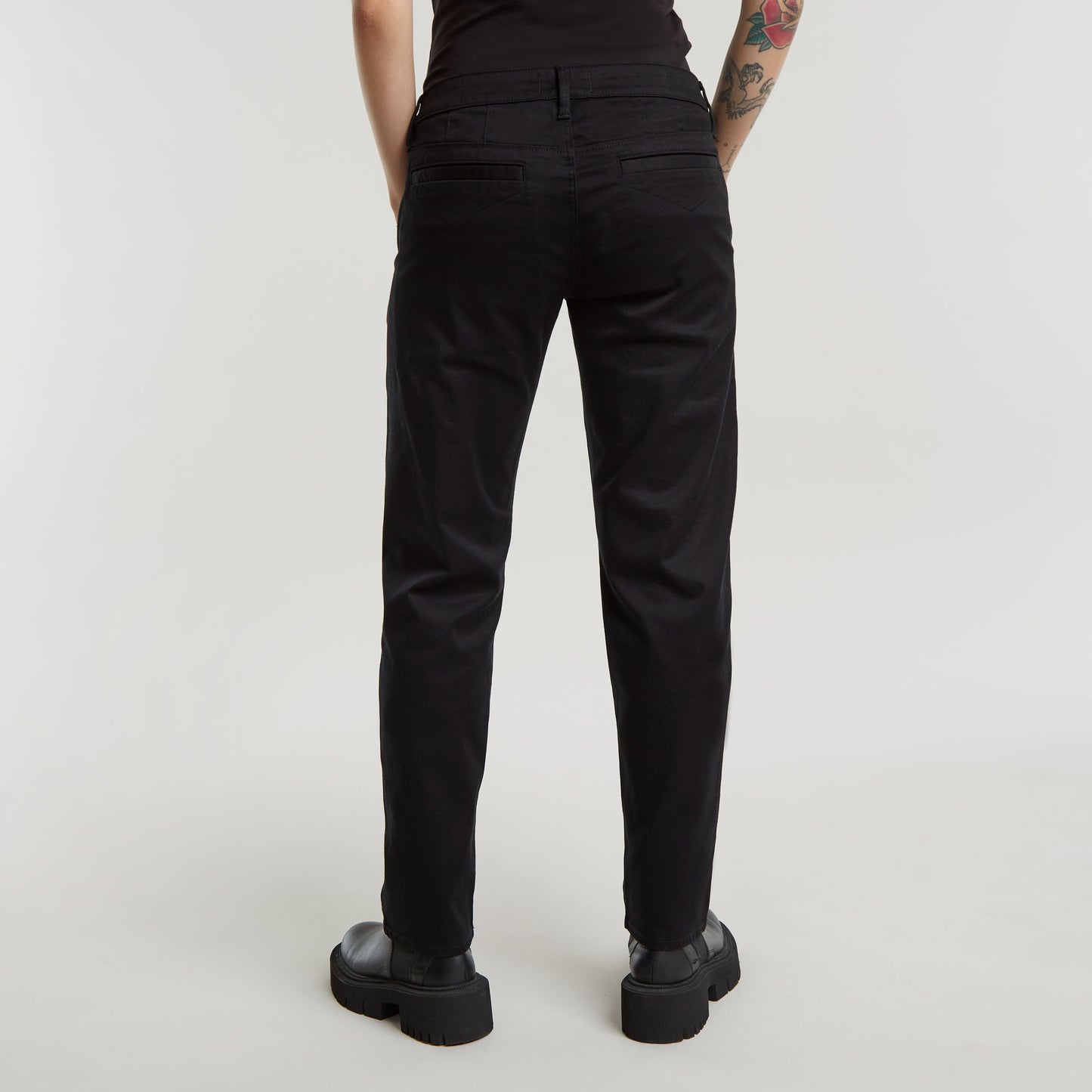 Pantalones boyfriend Kate en color negro, vista trasera, con corte relajado y detalles de diseño moderno.