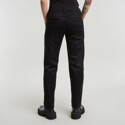 Pantalones boyfriend Kate en color negro, vista trasera, con corte relajado y detalles de diseño moderno.