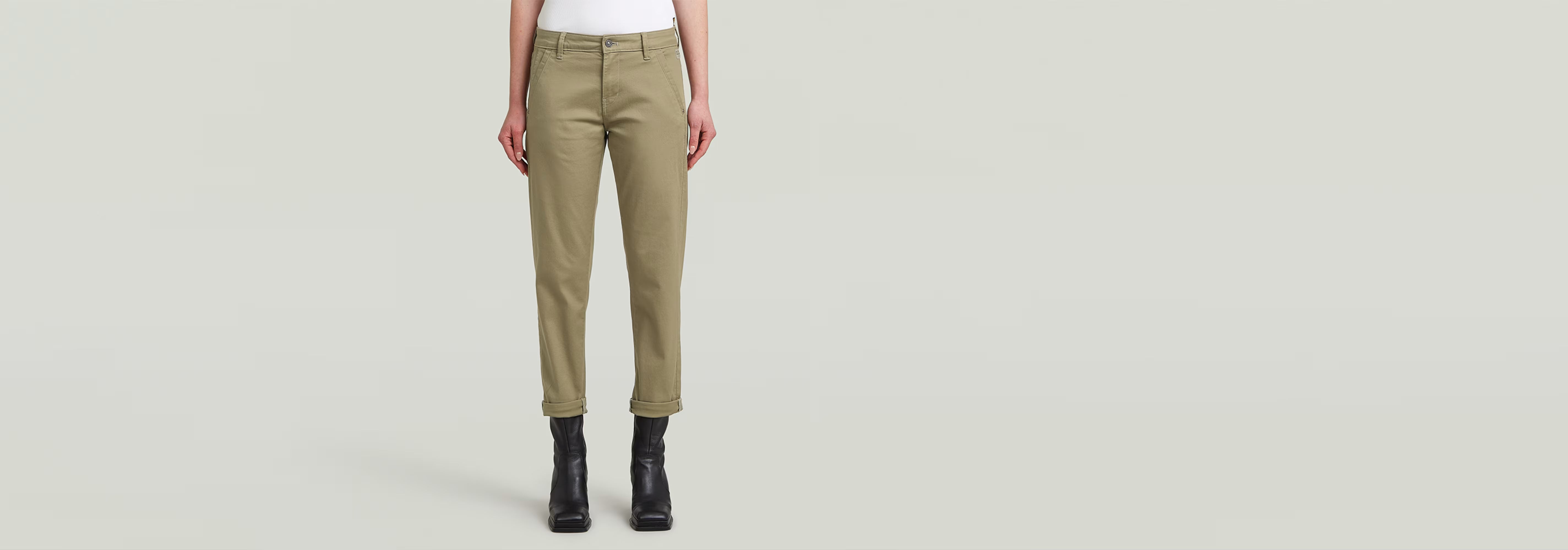 Pantalones Kate Boyfriend en color oliva, con corte relajado y detalles de bolsillos.