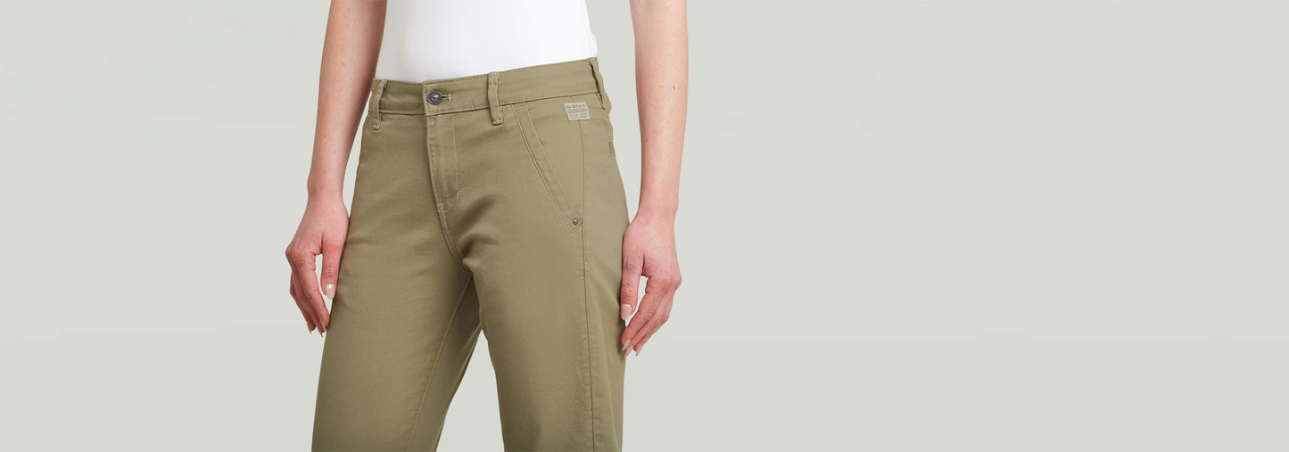 Pantalones Kate Boyfriend en color oliva, con corte relajado y detalles de bolsillos.