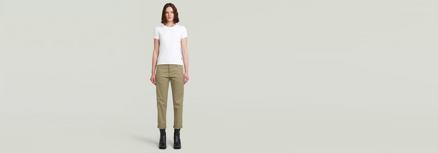Mujer modelando los pantalones Kate Boyfriend en color verde olivo, combinados con una camiseta blanca.