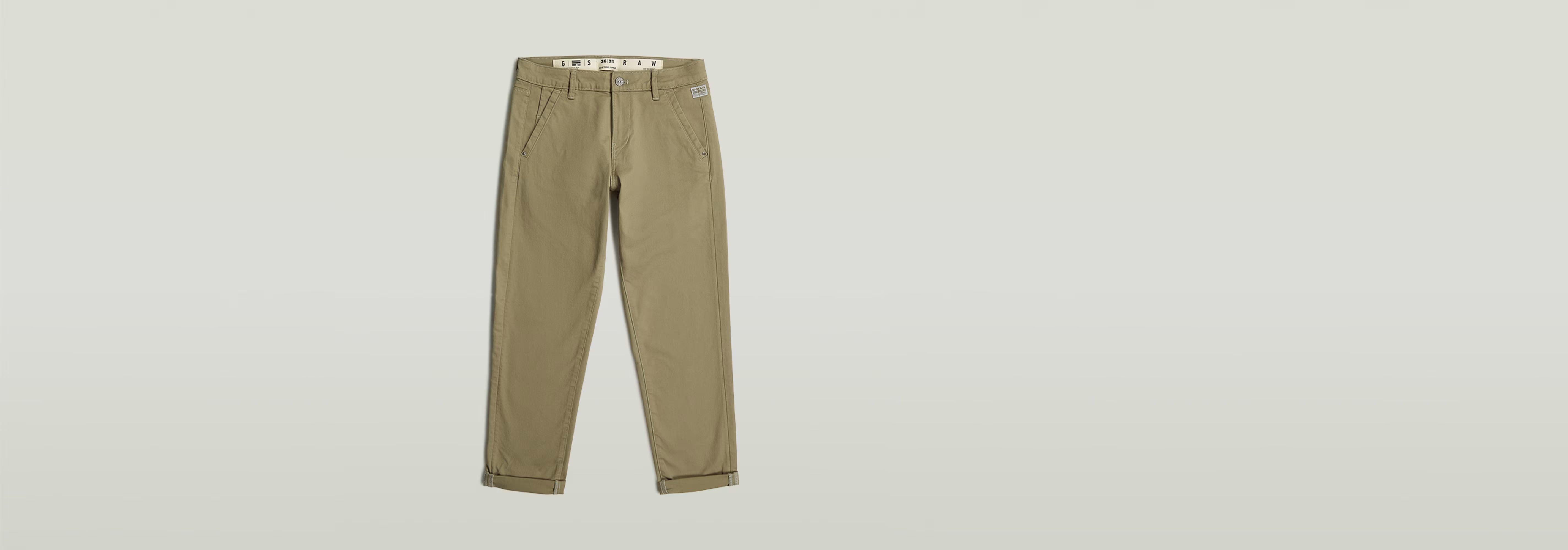 Pantalones Kate Boyfriend en color khaki con corte relajado y perneras estrechas, fabricados en algodón y elastano.