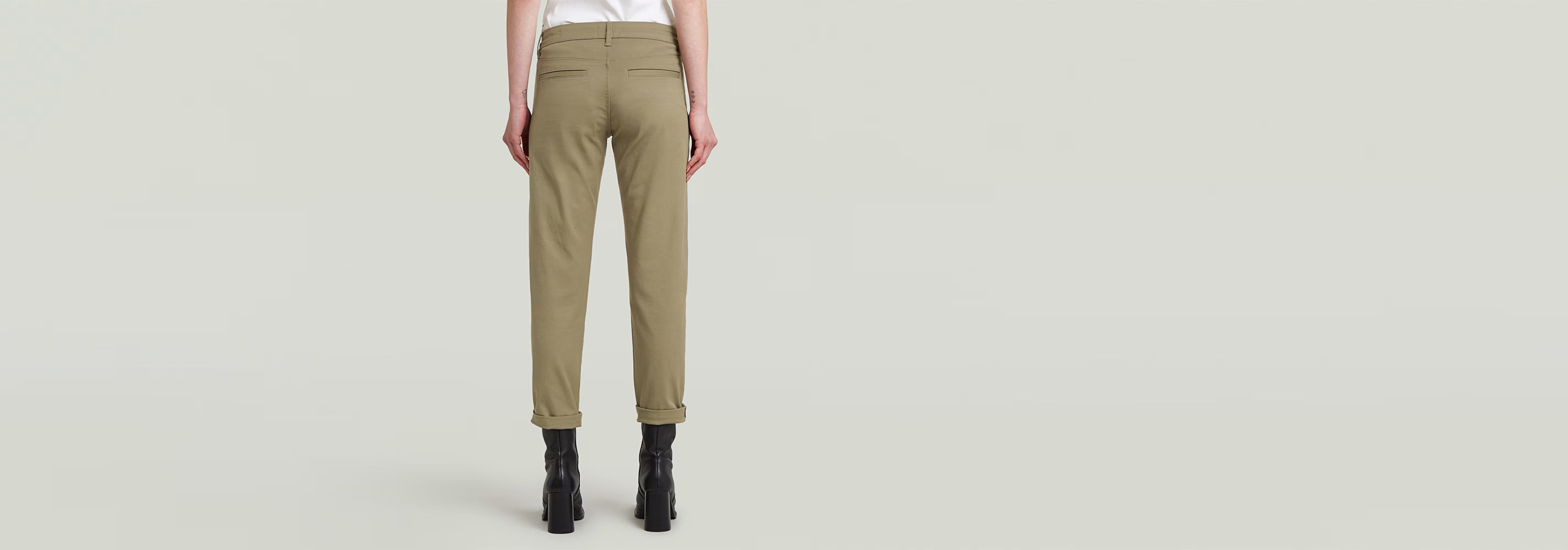 Vista trasera de los pantalones Kate Boyfriend en color oliva, con corte relajado y detalles de diseño.