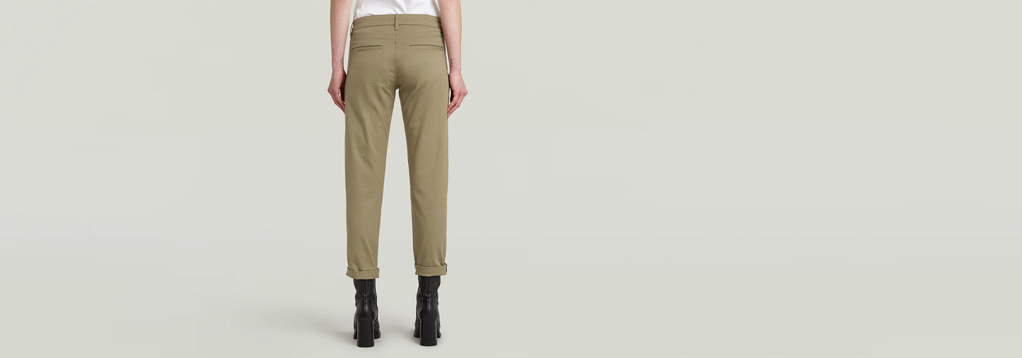 Vista trasera de los pantalones Kate Boyfriend en color oliva, con corte relajado y detalles de diseño.
