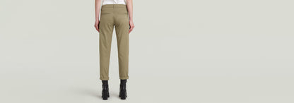 Vista trasera de los pantalones Kate Boyfriend en color oliva, con corte relajado y detalles de diseño.