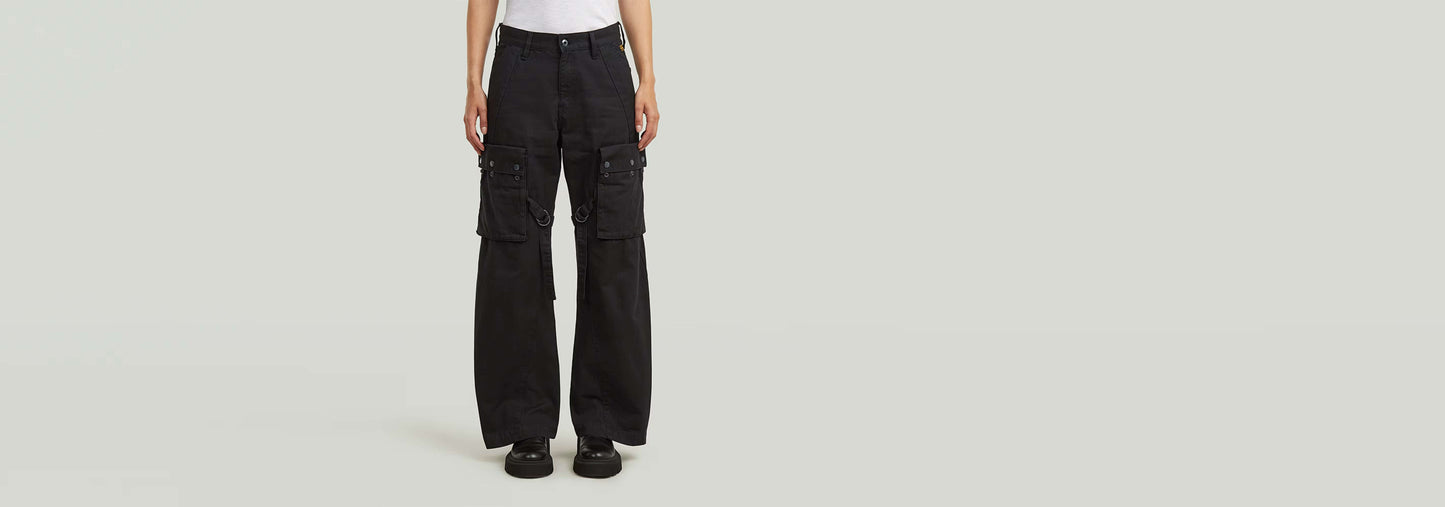 Pantalones Mega Cargo en color negro, con corte suelto y múltiples bolsillos utilitarios.