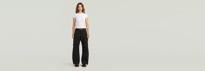 Mujer usando pantalones Mega Cargo con corte suelto y múltiples bolsillos, fondo neutro