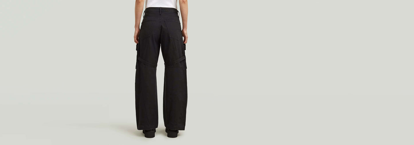 Pantalones Mega Cargo vistos desde atrás, con corte suelto y múltiples bolsillos utilitarios.