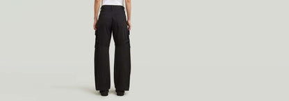 Pantalones Mega Cargo vistos desde atrás, con corte suelto y múltiples bolsillos utilitarios.