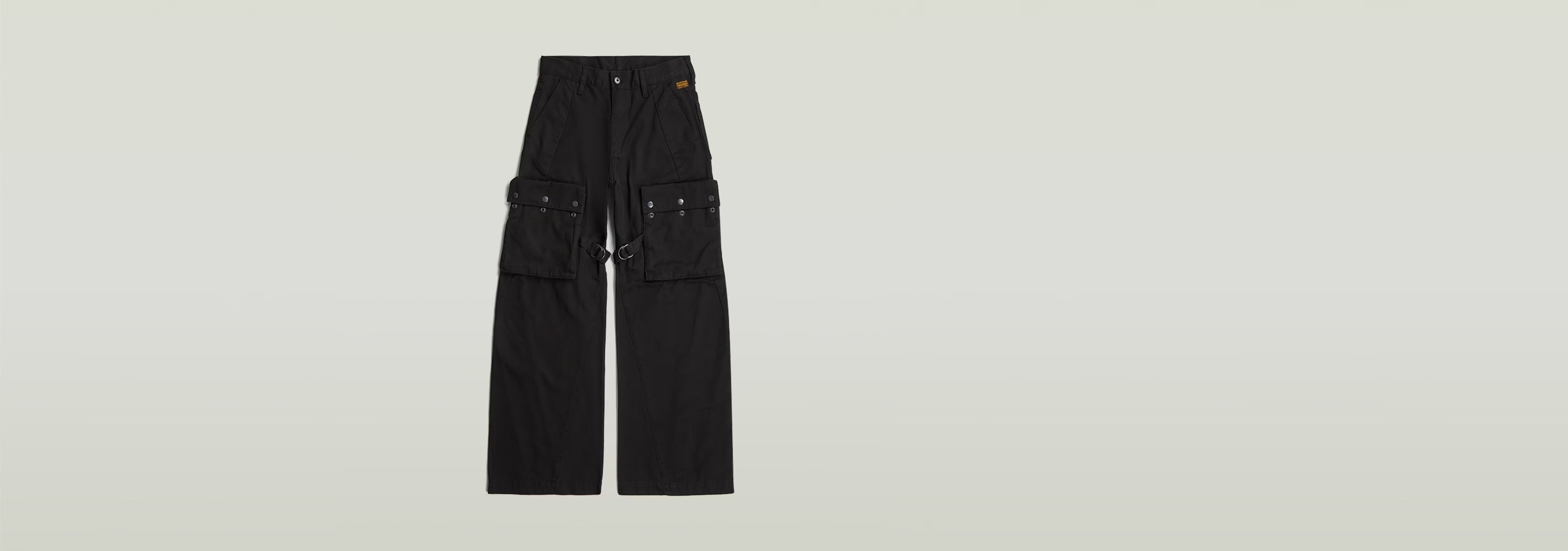 Pantalones Mega Cargo en color negro con múltiples bolsillos y corte suelto.