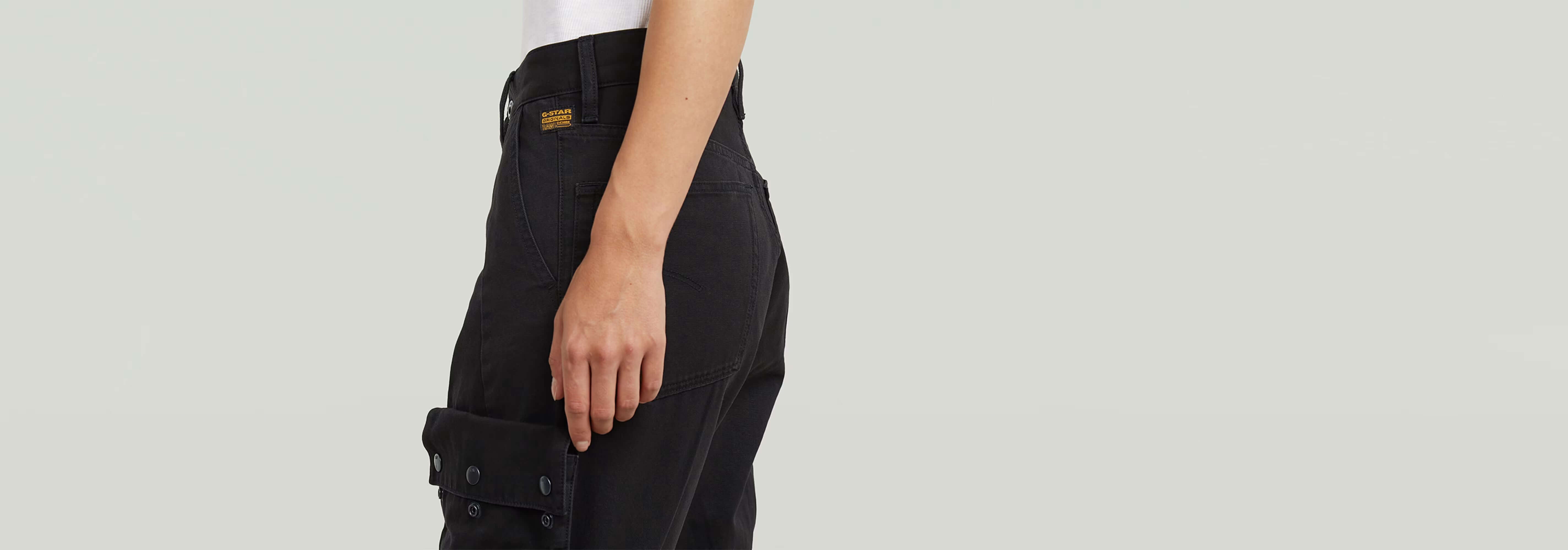 Pantalones Mega Cargo detalle de corte suelto y múltiples bolsillos utilitarios en color negro.