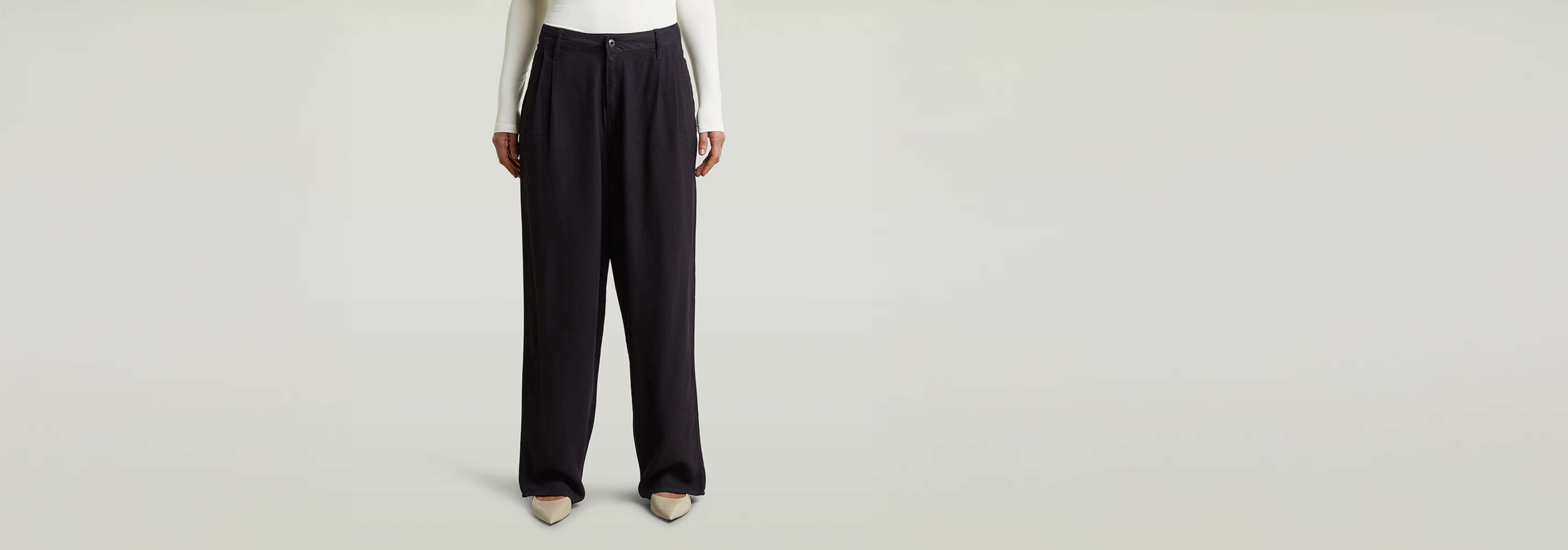 Pantalones Pleated Chino con ajuste recto y diseño plisado en color negro, ideales para un estilo sofisticado.