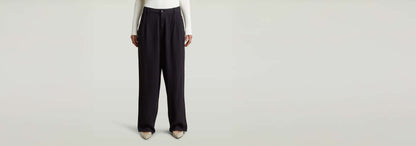 Pantalones Pleated Chino con ajuste recto y diseño plisado en color negro, ideales para un estilo sofisticado.