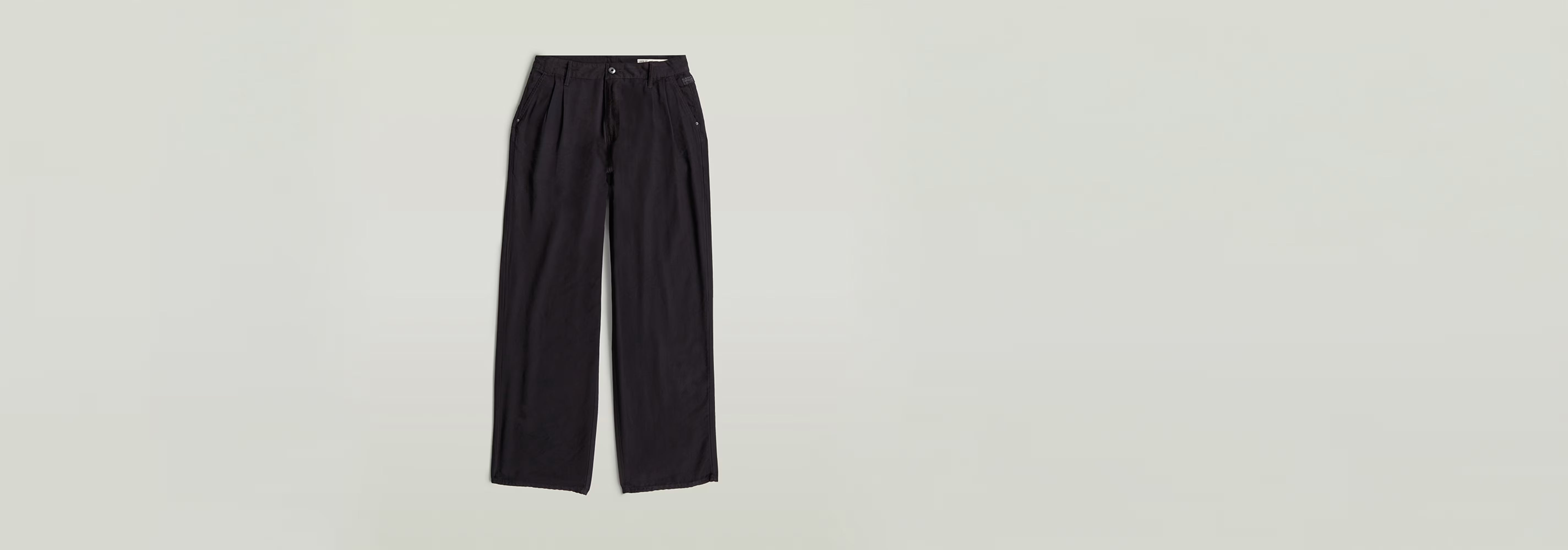 Pantalones Pleated Chino en color negro, con diseño plisado y ajuste recto, ideales para un estilo sofisticado.